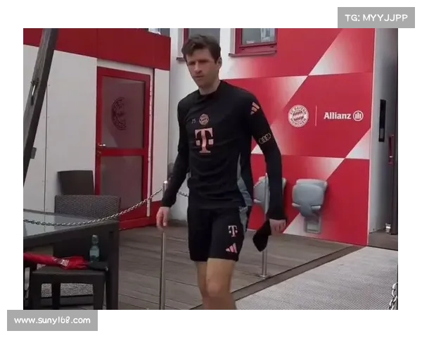 穆勒亮相拜仁公开训练球迷热情送别传奇偶像感动全场